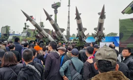 Người dân tự hào khi được trải nghiệm vũ khí, khí tài quân sự hiện đại do Việt Nam sản xuất