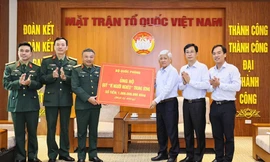 Bộ Quốc phòng trao 1 tỷ đồng ủng hộ Quỹ Vì người nghèo