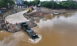 Công binh bắc cầu phao tại khu vực cầu Phong Châu