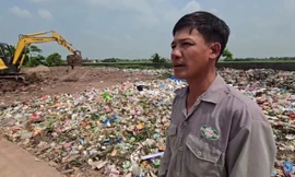 Lò đốt rác gây ô nhiễm, dân 'bức xúc' căng bạt chặn xe chở rác