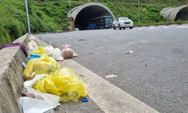 Rác thải, xú uế ngập ngụa hai đầu hầm trên cao tốc
