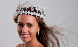 Thêm một hoa hậu bị phế ngôi vì... quá trẻ