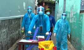 Chiếc xe ba gác nhỏ gọn có thể len lỏi vào các con hẻm nhỏ của quận Tân Bình, TPHCM để lấy mẫu xét nghiệm COIVD-19 cho người dân.