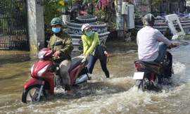 Người dân TP.Thủ Đức bì bõm lội nước dù trời nắng chang chang