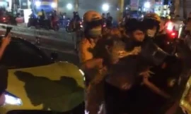 Thanh niên bị còng tay sau khi lăng mạ CSGT.