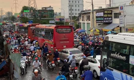 Giao thông TPHCM hỗn loạn sau cơn mưa lúc rạng sáng
