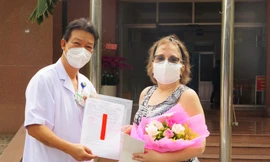 Bệnh nhân người Cuba mắc COVID-19 cảm ơn bác sĩ quân y ngày xuất viện 