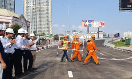Sáng 30/4, dự án cải tạo, nâng cấp đường Nguyễn Hữu Cảnh, quận Bình Thạnh, TPHCM chính thức hoàn thành, thông xe.