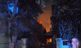 Ngọn lửa bốc cháy đỏ rực.