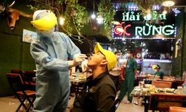 Dân nhậu TP HCM bất ngờ khi được lấy mẫu xét nghiệm COVID-19