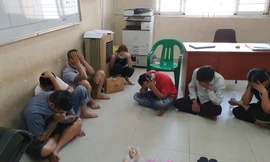 Các con bạc bị đưa về trụ sở Công an.