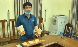 Lê Văn Tiến cùng lượng lớn tiền giả để lừa đảo.