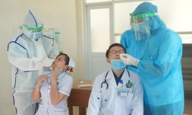 Bệnh viện Lê Văn Thịnh tổ chức lấy mẫu xét nghiệm.