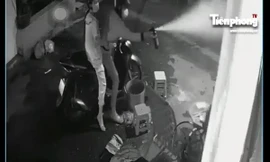 Nhóm cướp xịt hơi cay tấn công nạn nhân.