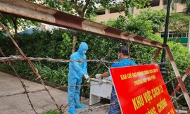 Ghi nhận tại Bock A1, chung cư Sun View Town, phường Hiệp Bình Phước, TP Thủ Đức, TPHCM, từ sáng sớm công tác chuẩn bị cho cử tri đang cách ly bầu cử được thực hiện nghiêm túc.