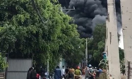 Cháy lớn ở Sài Gòn, nhiều nhà xưởng bị thiêu rụi