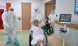 Ngày 5/8, khoa 6B, Bệnh viện Hồi sức COVID-19 đặt tại Bệnh viện Ung Bướu cơ sở 2, TP Thủ Đức, TPHCM đang chăm sóc những bệnh nhân COVID-19 nặng đã chuyển nhẹ được chuyển đến từ khu Hồi sức để chăm sóc.