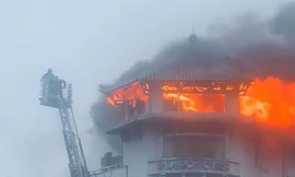 Ngọn lửa bốc cháy ngùn ngụt.