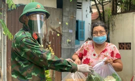 Ngày 23/8, Ban chỉ huy Quân sự TP Thủ Đức, TPHCM đã triển khai chương trình 'đi chợ hộ' để mua lương thực, nhu yếu phẩm giúp người dân.