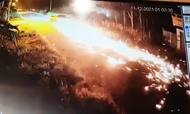 Chiếc xe máy của Công an bị kéo lê, tóe lửa.