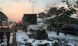 Lực lượng chức năng khống chế ngọn lửa.