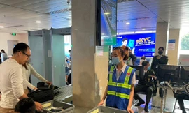 Máy soi chiếu được bổ sung để đề phòng ùn tắc vào những ngày cao điểm.