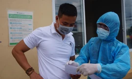 Cán bộ y tế ghi thông tin tài xế qua chốt kiểm dịch.