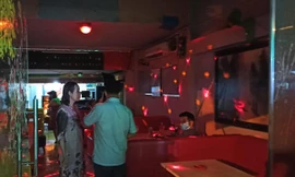 Lực lượng chức năng làm việc với chủ quán cà phê.