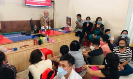 Hàng chục người bị bắt quả tang đang đánh bạc.