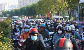 Sáng 4/5, ngày làm việc đầu tiên sau kỳ nghỉ lễ, rất đông người dân từ các địa phương trở lại TPHCM.