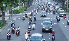 Ghi nhận của phóng viên, từ sáng sớm, người dân từ khu vực ngoại thành đổ về trung tâm TPHCM khá đông.