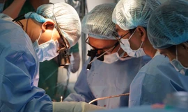 Các bác sĩ thực hiện cuộc phẫu thuật dài 11 tiếng xuyên đêm.