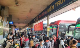 Lo ngại dịch COVID-19, người dân ùn ùn rời TPHCM về quê ăn Tết 