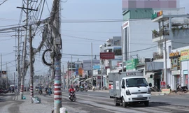 Hàng trăm trụ điện 'mọc' giữa đường, điện lực TPHCM nói gì?