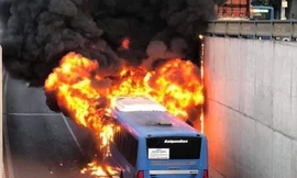 Chiếc xe buýt bốc cháy ngùn ngụt.