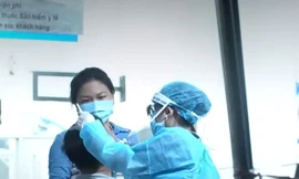 Lấy mẫu xét nghiệm cho nhân viên y tế Bệnh viện.