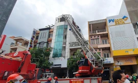 Lực lượng chức năng dùng xe thang giải cứu các nạn nhân mắc kẹt.