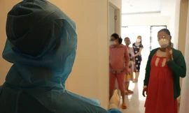 Theo chân bác sĩ chăm sản phụ mắc COVID-19 ở bệnh viện dã chiến lớn nhất TPHCM