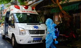 Bé 2 tuổi được mẹ đi cùng đến bệnh viện điều trị COVID-19.