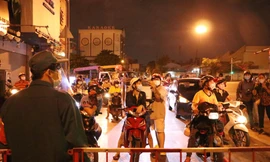 Ghi nhận của phóng viên, đúng 0h ngày 31/5, các chốt kiểm soát trên địa bàn quận Gò Vấp đã được triển khai.