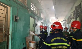 Nhiều phòng trọ bị thiêu rụi.