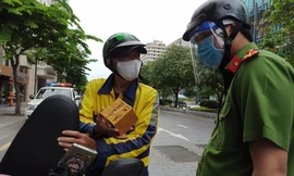 Ngày 25/7, Đội CSGT – TT Công an quận 1, TPHCM tiến hành tuần tra giám sát việc thực hiện giãn cách xã hội theo Chỉ thị 16 tăng cường và kiểm tra xử lý người dân ra đường không thật sự cần thiết.