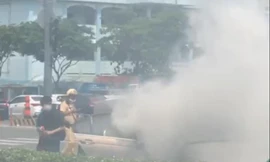 Xe ô tô bốc khói nghi ngút khi đang chạy.