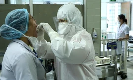 Cận cảnh quy trình lẫy mẫu xét nghiệm COVID-19 cho bác sĩ cấp cứu