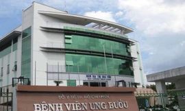 Bệnh nhân từ Bệnh viện K tự vào Bệnh viện Ung Bướu khám bệnh.