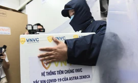 Lô vắc xin COVID-19 đầu tiên được chuyển đến Bệnh viện Nhiệt đới TPHCM