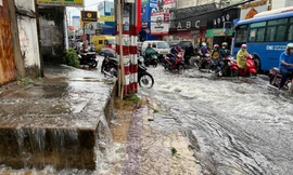 Chiều 19/5, cơn mưa lớn đổ xuống khu vực phía Đông TPHCM kéo dài khoảng 30 phút.
