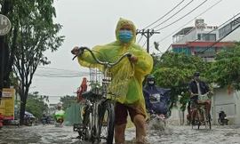 Sáng 25/5, mưa lớn trên diện rộng kéo dài nhiều giờ ở TPHCM gây ngập úng nhiều nơi. 
