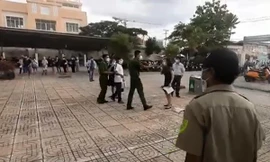 Mẹ con bà Bông gây rối tại điểm phát tiền hỗ trợ đợt 3.