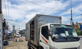 Tài xế xe tải chở 6 F0 trong thùng.